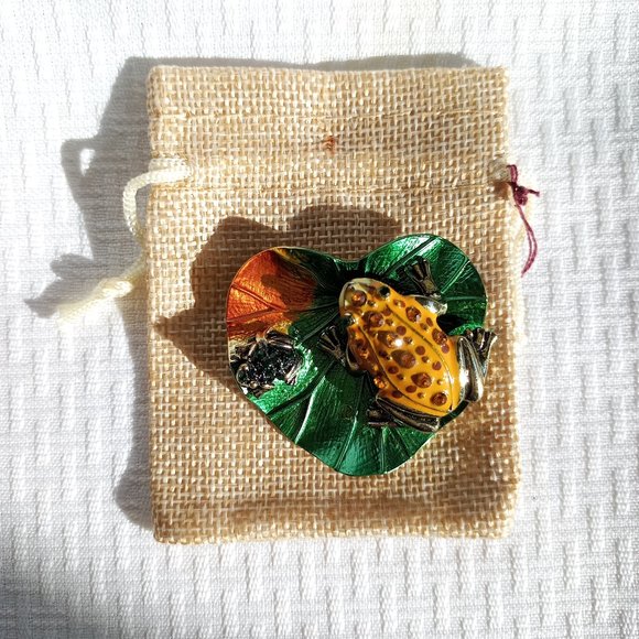 Yellow Frog & Baby on Lily Pad enamel Pin Broach - Picture 2 of 2